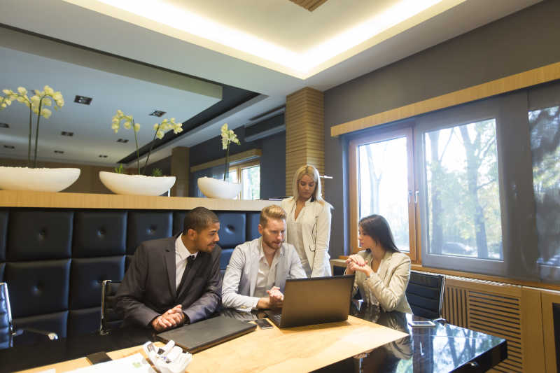 在会议室讨论工作的商人