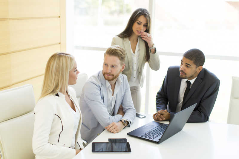 正在讨论工作中问题的男女商人