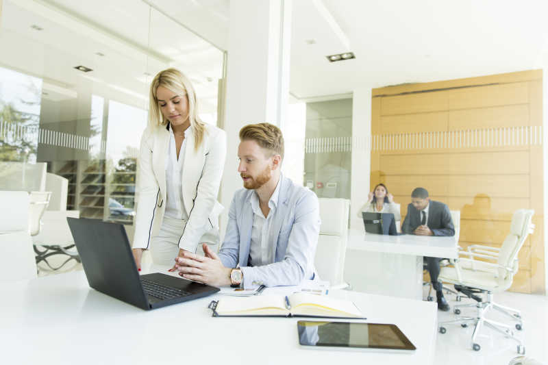 男同事正在向女同事阐述工作