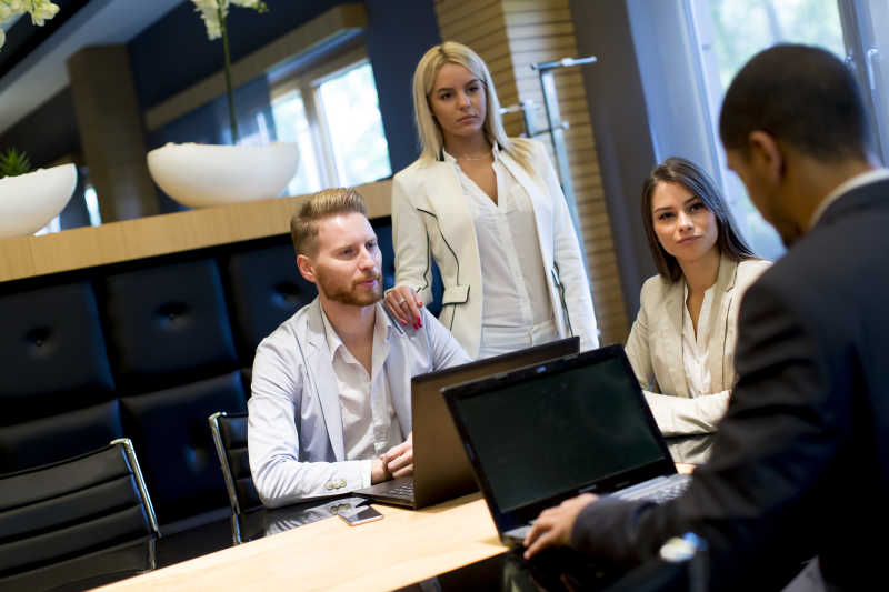 正在洽谈商业合作的商人