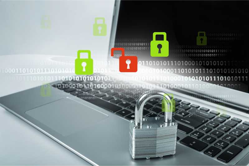 笔记本上放着金属锁