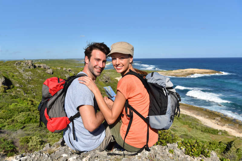 两个徒步旅行者特写