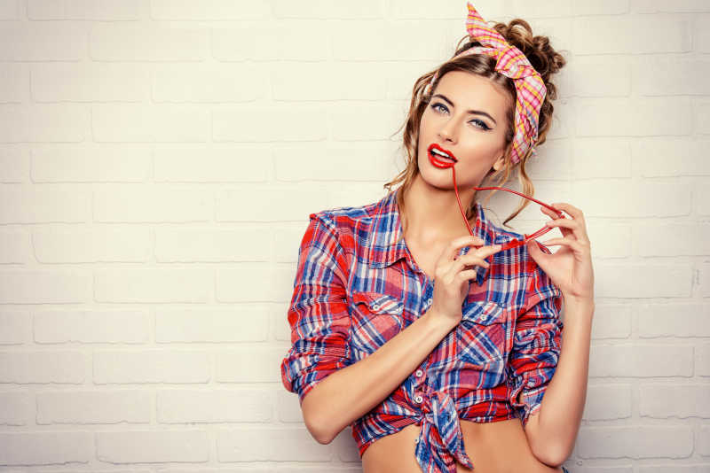 身着格子衬衫头戴发带的性感美女