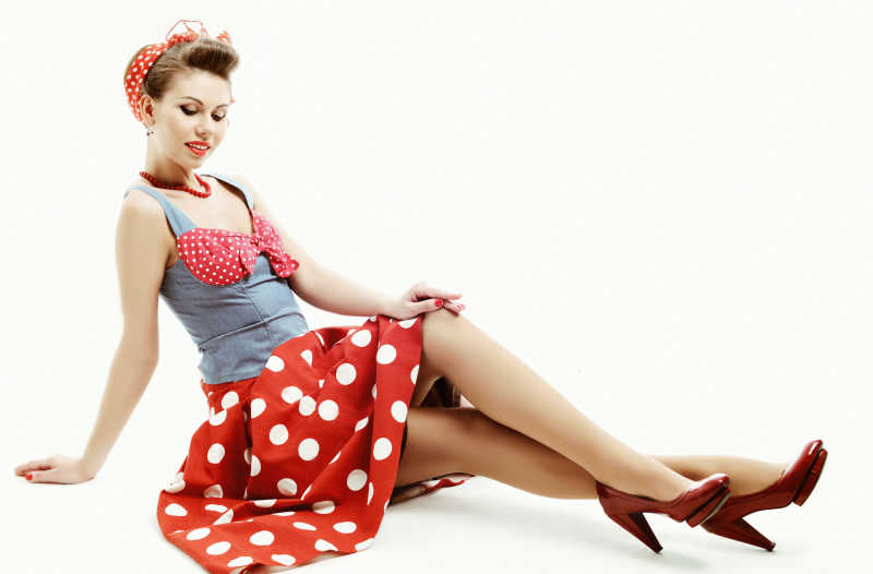 身着红色礼服的圆点和牛仔背心的美女