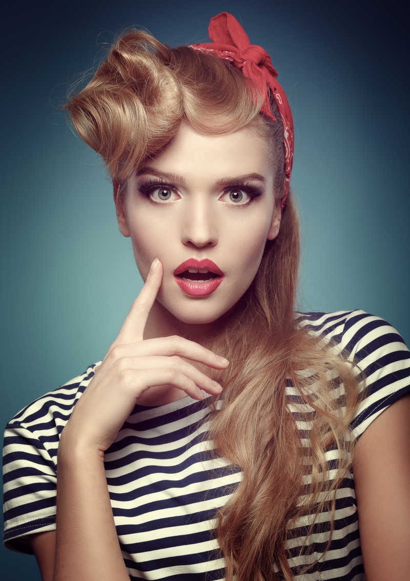 蓝色的背景上性感女人