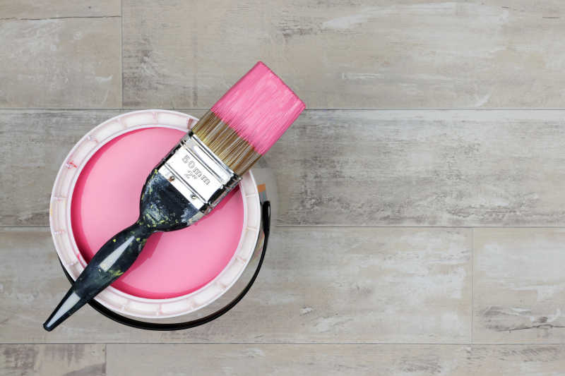 破旧的木地板上粉红色颜料