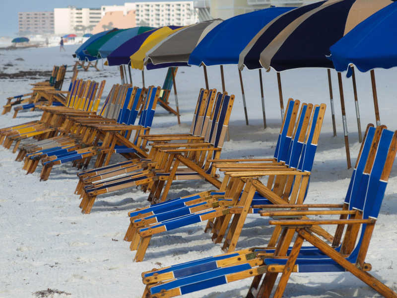 海滩上的沙滩椅