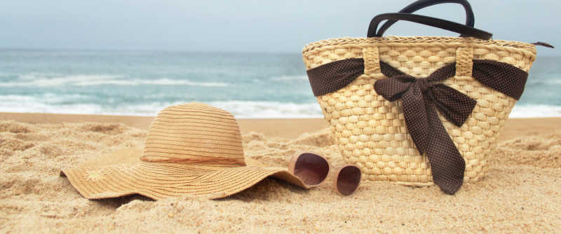 海滩上的草帽和篮子