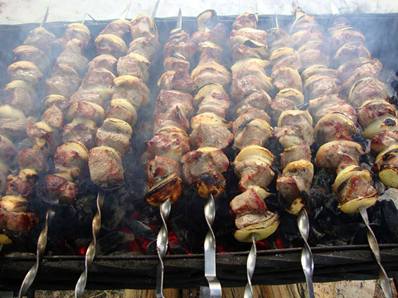 正在烧烤的肉串特写