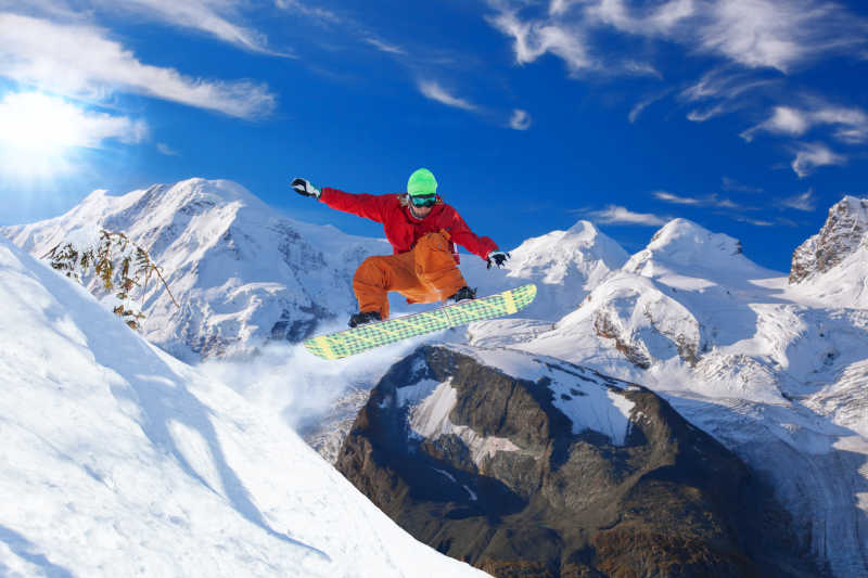 在蓝色的天空下滑雪跳跃