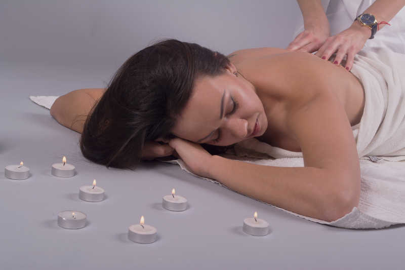 在温泉浴场享受按摩的美丽女孩