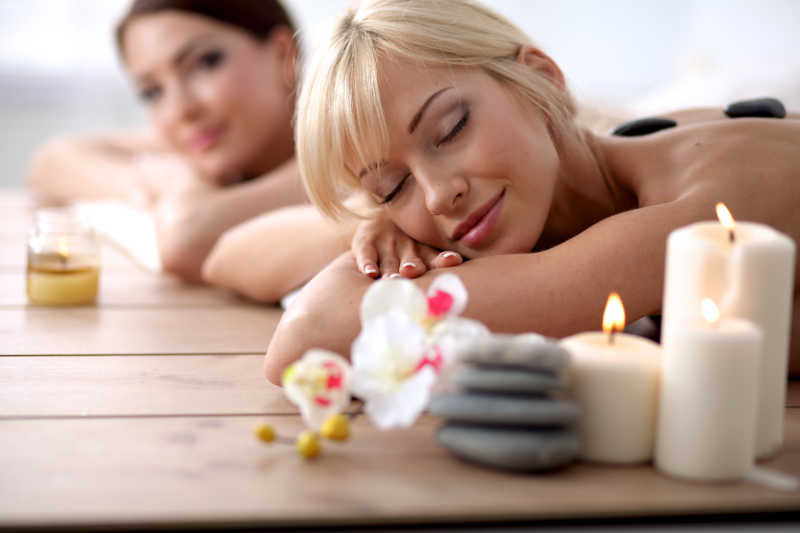 两个年轻的美女在水疗中心放松和享受特写