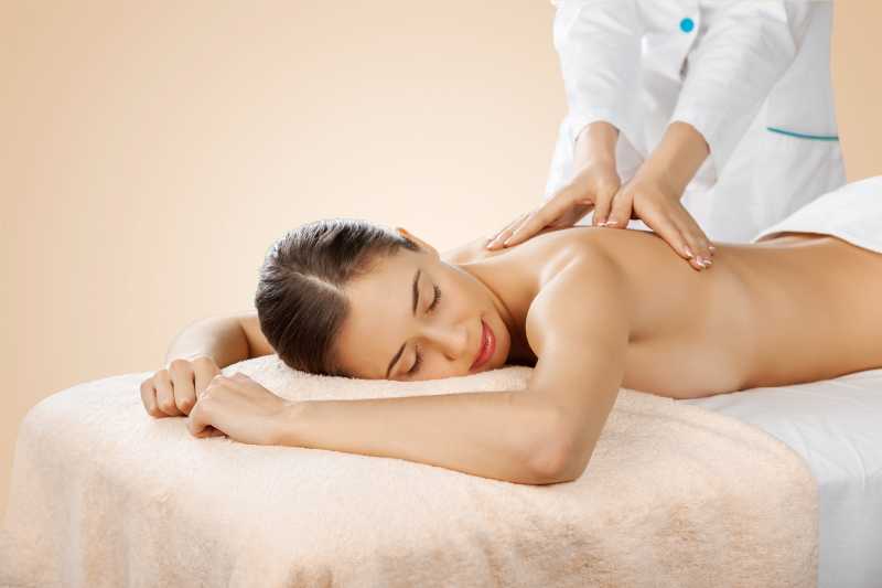 正在做背部按摩的女人