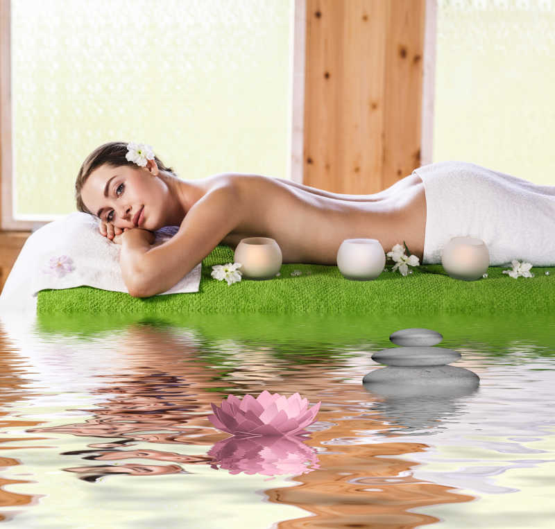 美丽的黑发美女享受按摩