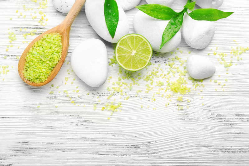 木制背景上的竹子石头和青柠