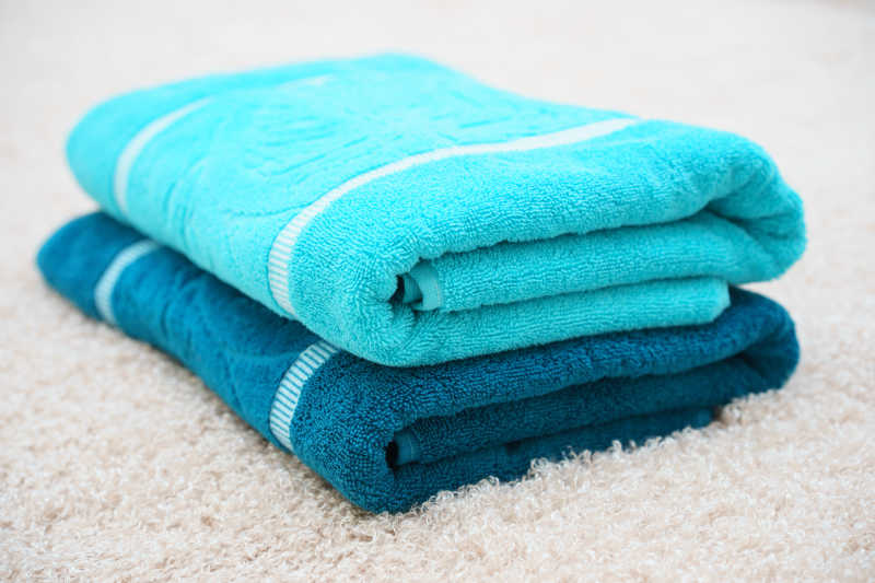 浅色背景的浴巾特写