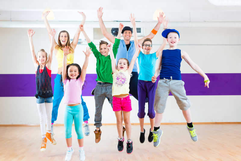 舞蹈老师在健身房和孩子们一起健身特写