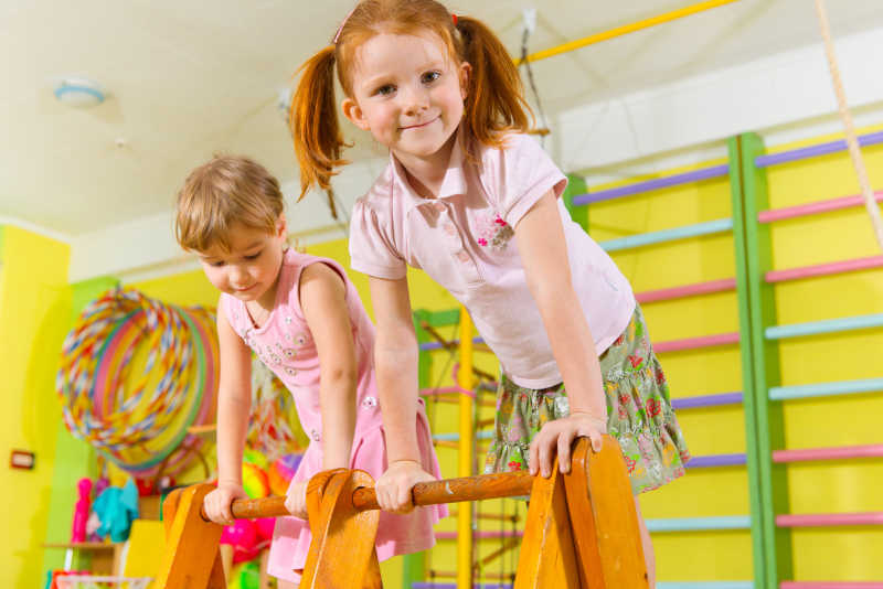 在体育馆玩耍的可爱孩子