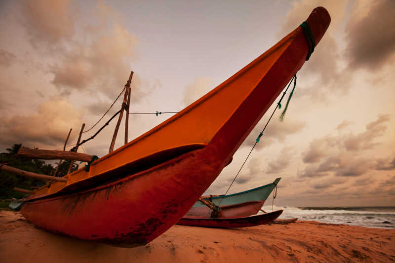 乌云下在海边停靠的斯里兰卡渔船