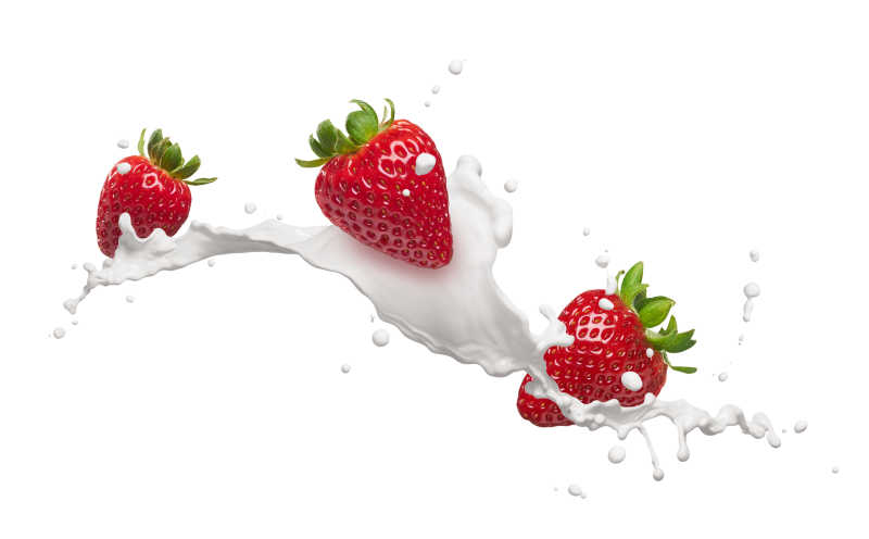 白色背景上牛奶飞溅到草莓特写