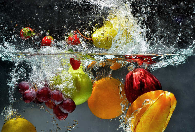 浸泡水里的水果和蔬菜特写