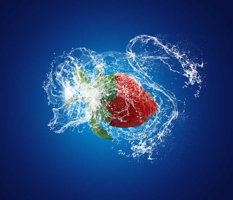 蓝色背景草莓溅到水里产生的波纹特写