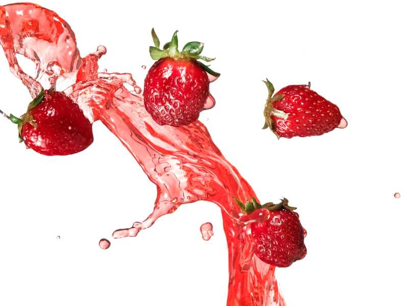 草莓汁和草莓飞溅特写