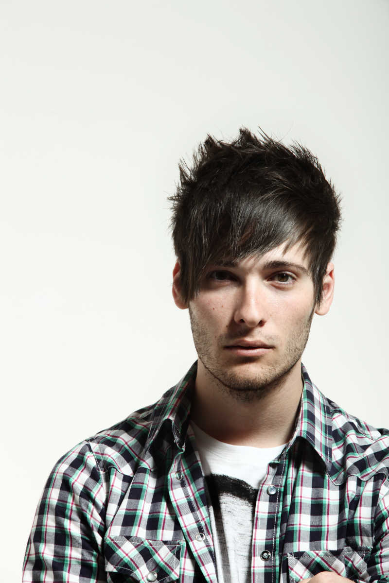 英俊的年轻男子