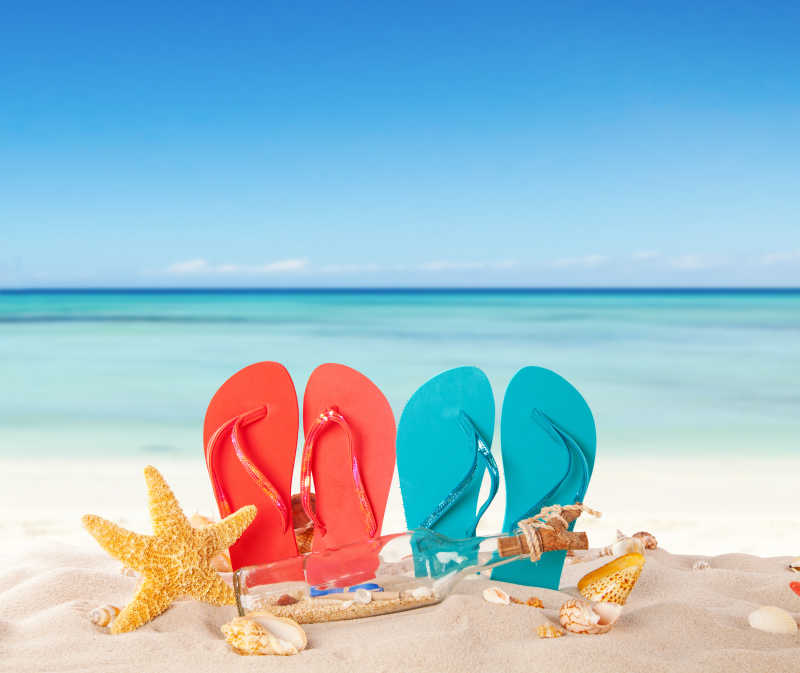 海星贝壳和两双凉鞋在夏日沙滩