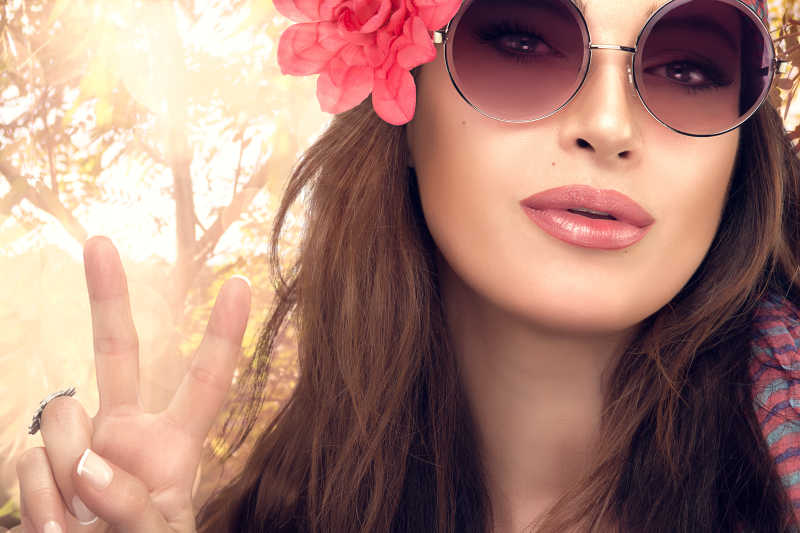 漂亮的年轻时尚女人特写