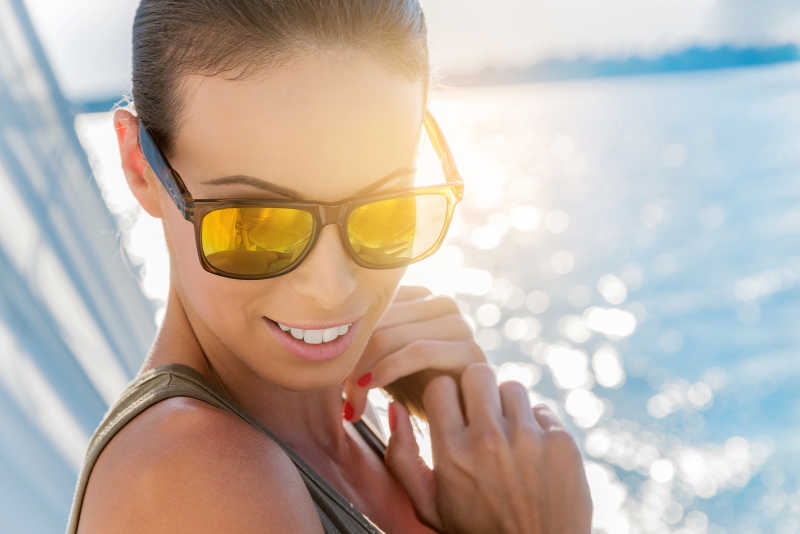 夏日游艇上带着墨镜的美女