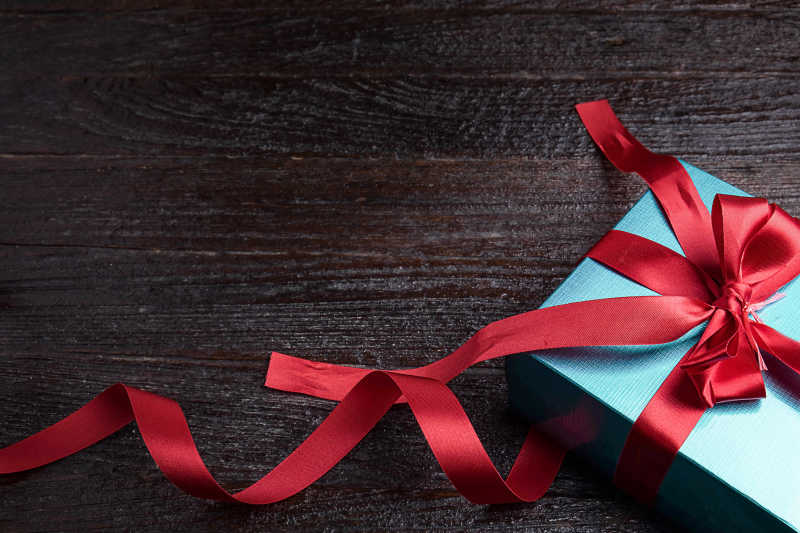 桌子上红丝带绿色盒子