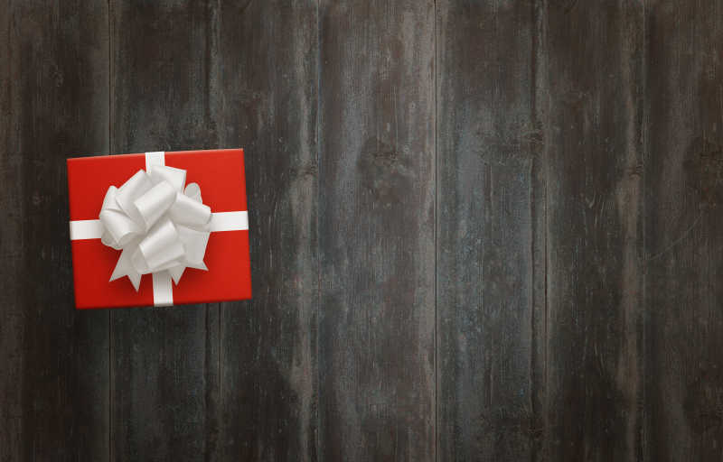 木桌上一个红色礼品盒