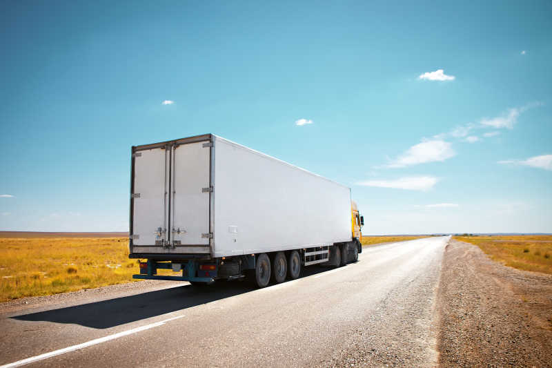 公路上的白色货车