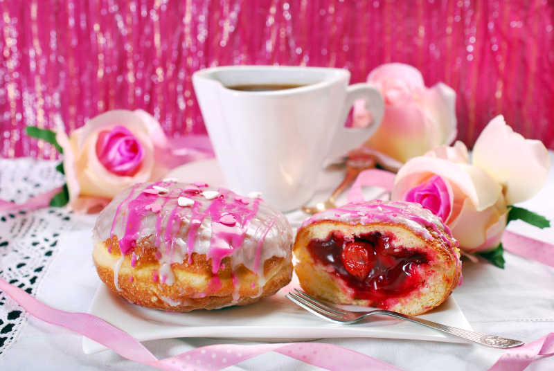 樱桃填充甜甜圈糖霜和情人节咖啡