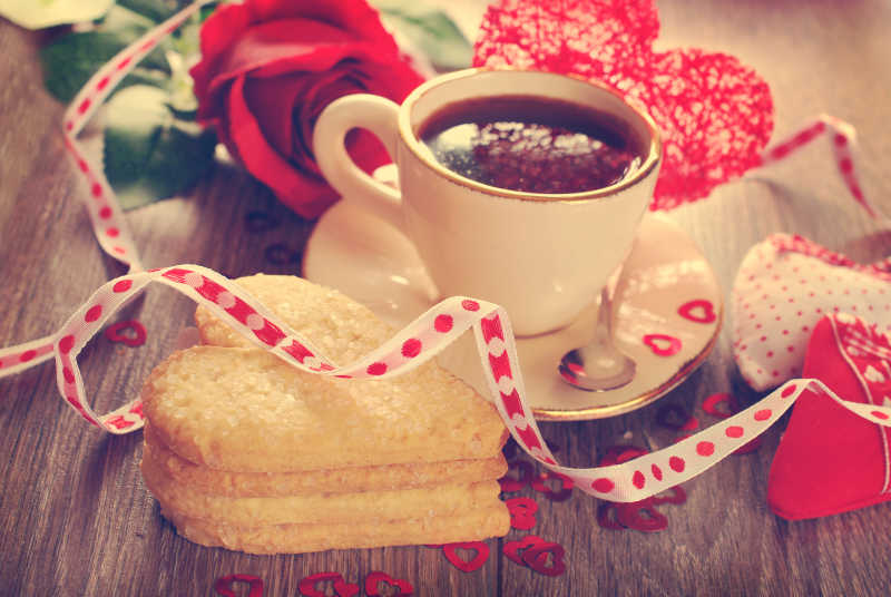 咖啡和心形饼干的情人节复古风格