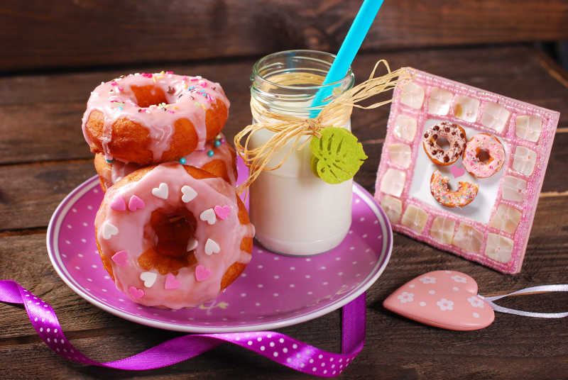 盘子里的甜甜圈和牛奶