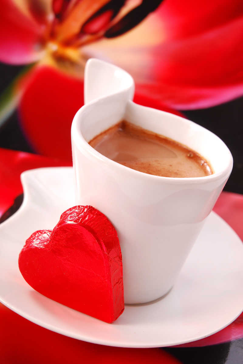 情人节白色咖啡杯和红心