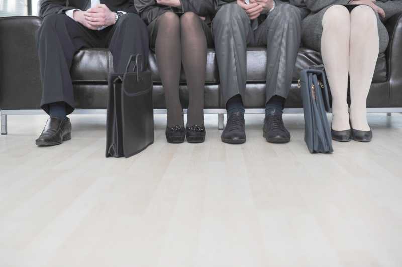 沙发上坐着的人的腿部和鞋子特写