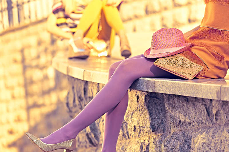 穿着紫色丝袜的美腿特写