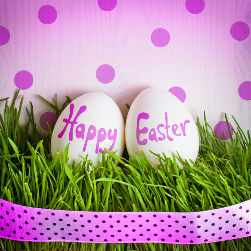 绿色草地上的复活节彩蛋特写