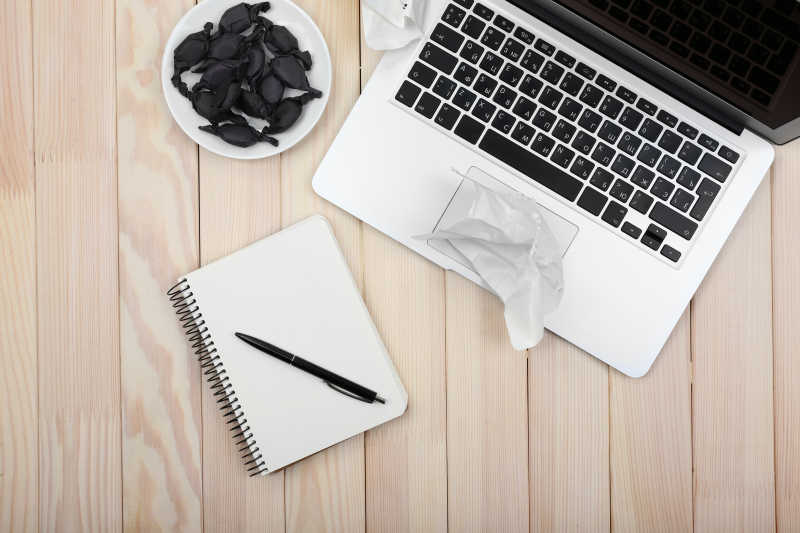 打开笔记本把日记纸和糖果碟弄碎