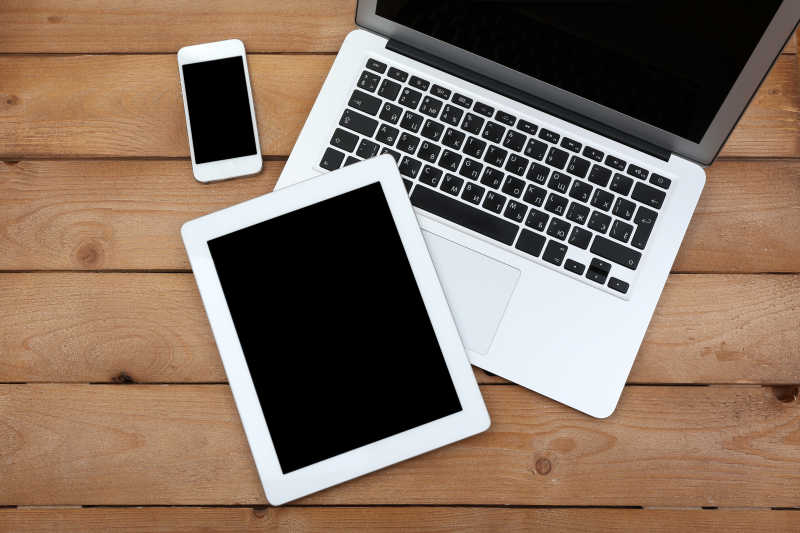 开放式笔记本电脑和数字平板电脑和智能手机