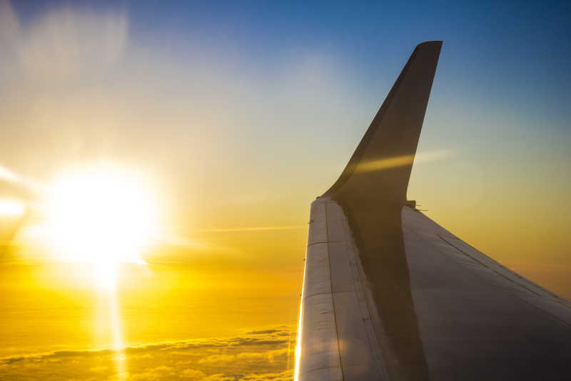 日落照耀下的机翼