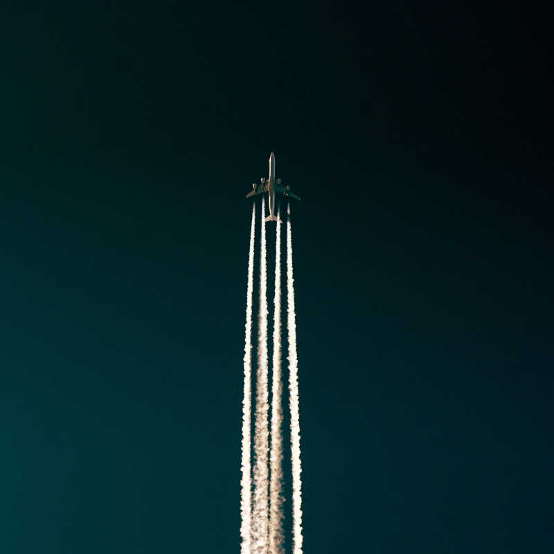 飞机飞向高空