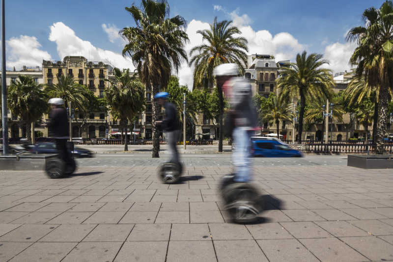 游客脚踩平衡车代步