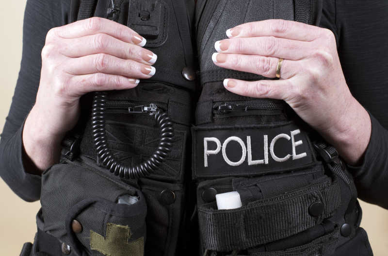 双手整理战术背心