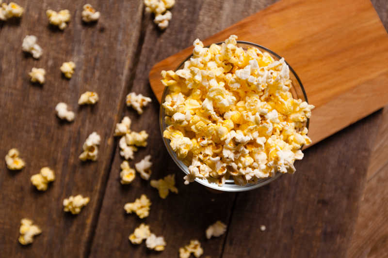 木制桌上爆米花