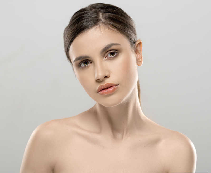 美丽女人脸上的白色与性感的嘴唇特写