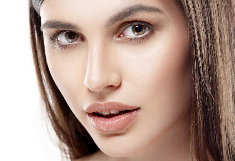 美丽的女人脸上的白色与性感的嘴唇特写镜头
